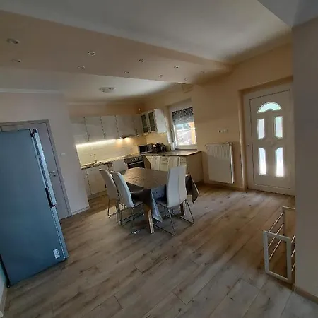 Istvan Vendeghaz Apartment *